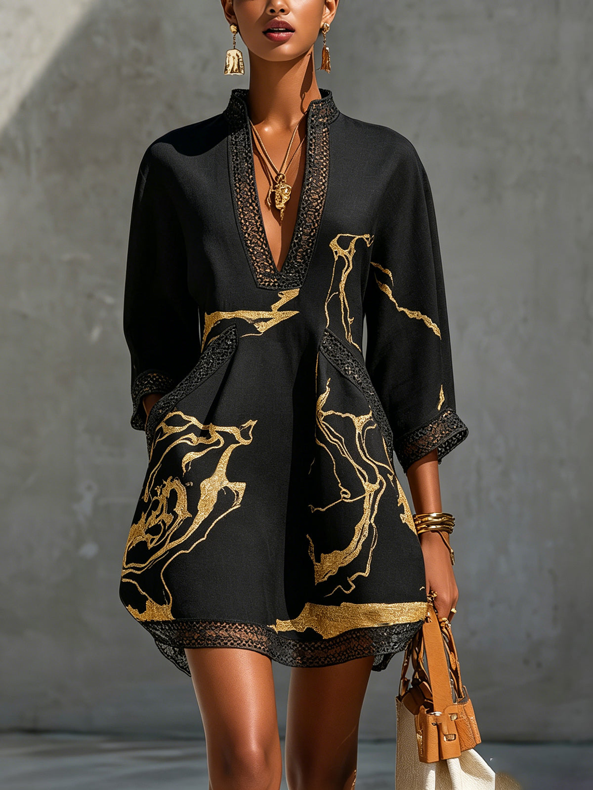 Carolina | Vestido corto de encaje con estampado dorado y escote en V profundo